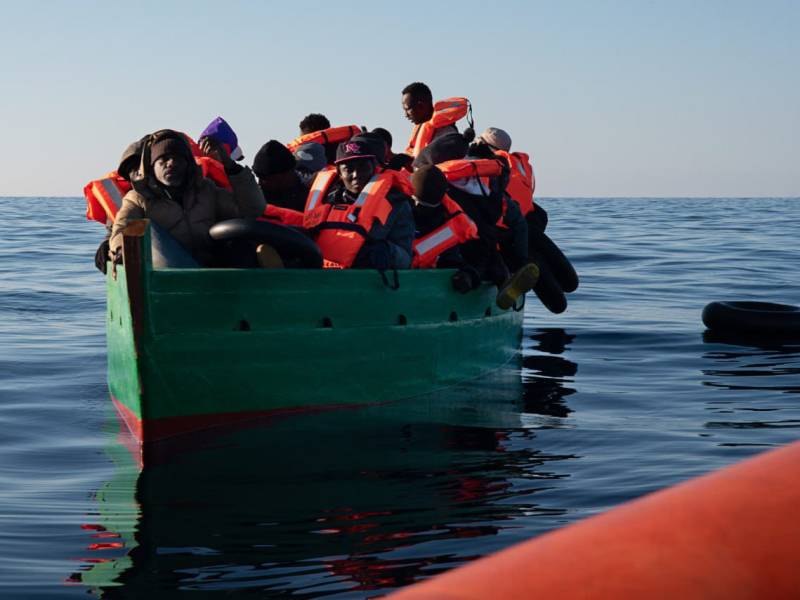 Libyan vessel endangers refugee rescuers in international waters